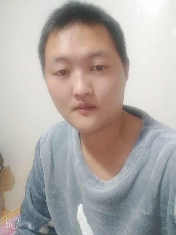 烟圈里透着伤的第一张照片--南平相亲网