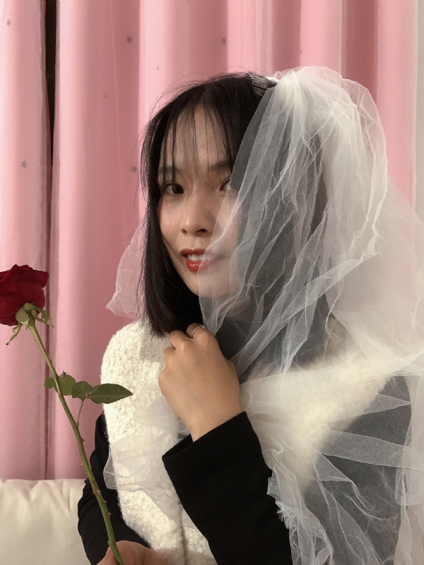 持紫菜包饭的女孩的第一张照片--南平相亲网
